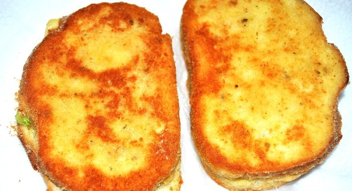 Хрустящие жареный гренки с курицей и сыром