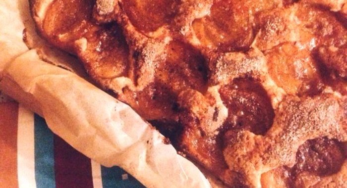 Пирог с карамелизированными сливами и корицей