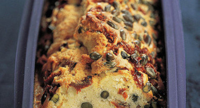 Кекс с томатами и фисташками