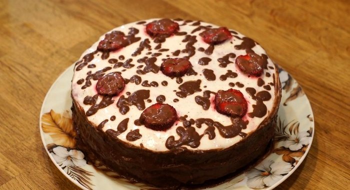 Торт с клубникой в мультиварке