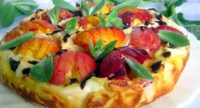 Заливной пирог из лаваша с творогом и нектаринами