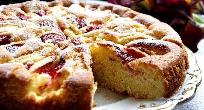 Пирог с яблоками и клубникой