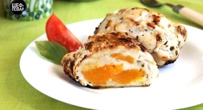 Рулетики куриные с консервированными персиками