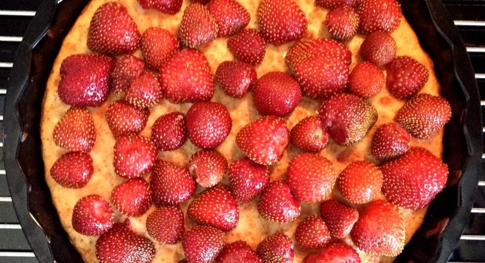 Бисквитный пирог с клубникой