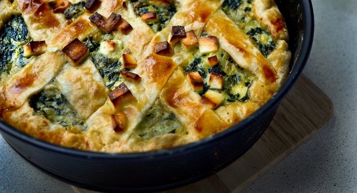 Пирог со шпинатом, картофелем, брынзой и яйцом