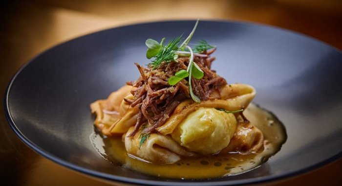 Блины с говяжьей вырезкой, луком порей и мясным соусом Жу