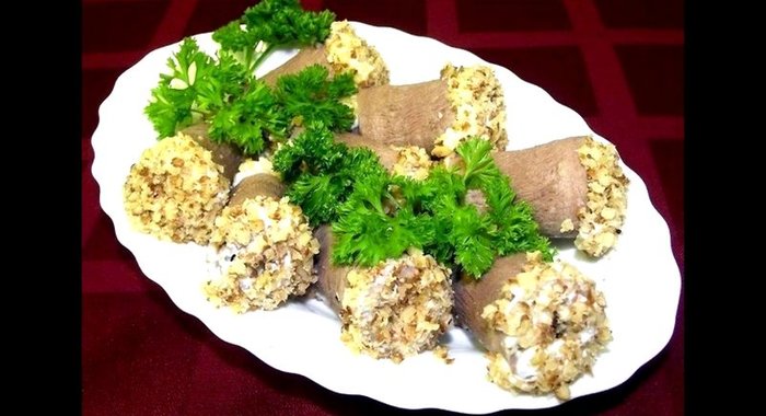 Рулетики из языка с грибами и грецкими орехами