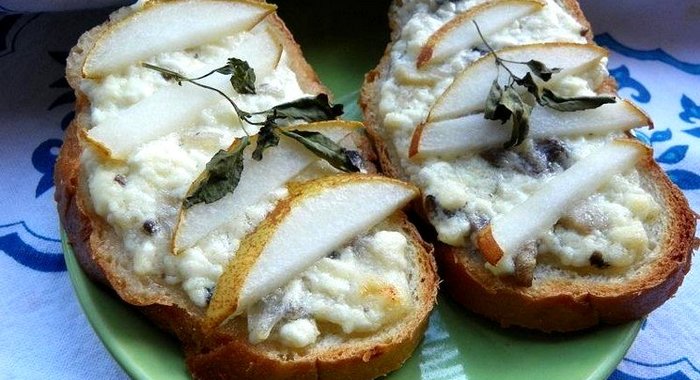 Гренки с творогом грибами и грушей