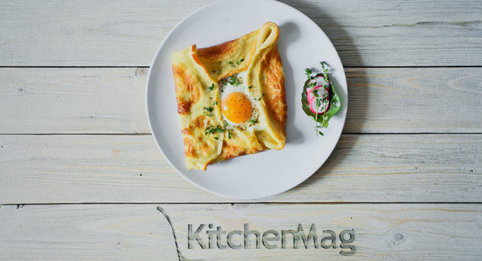 Яйцо с ветчиной в блинчике: оригинальный завтрак