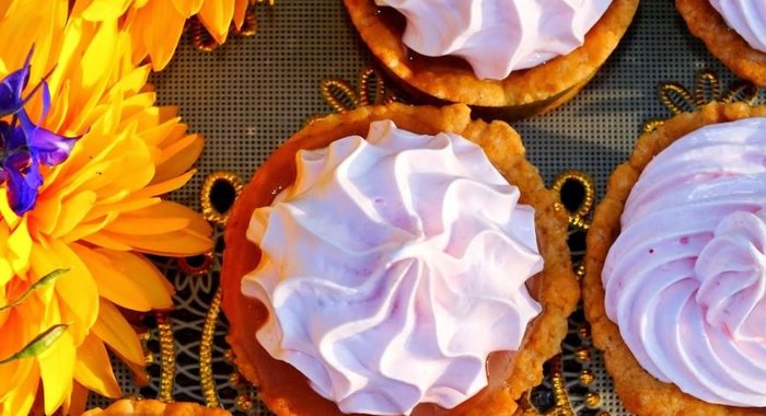 Корзиночки с яблочным пюре и белковым кремом