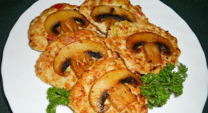 Котлеты куриные с овощами и шампиньонами