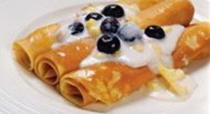 Блины с манной кашей и фруктами