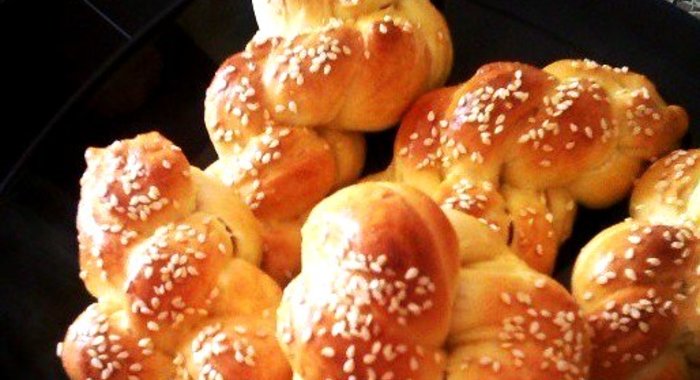 Плетеные булочки с кунжутом