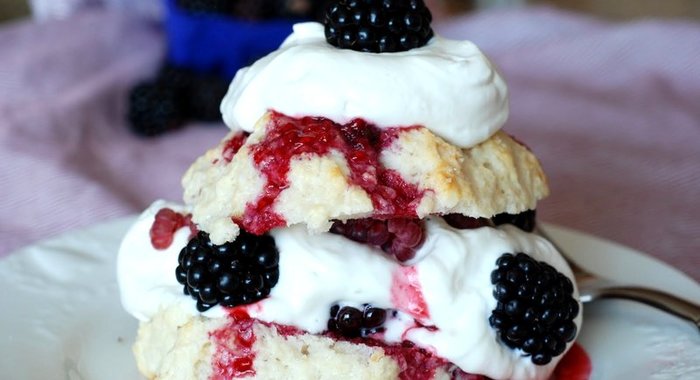 Песочное печенье с ежевикой и взбитыми сливками