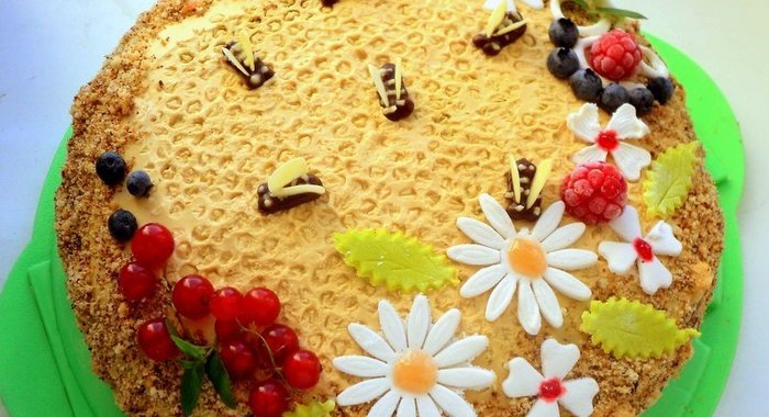 Медовик с малиной «Пчелки на лугу»