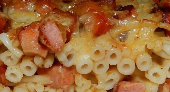 Запеканка из макарон с колбасой и сыром