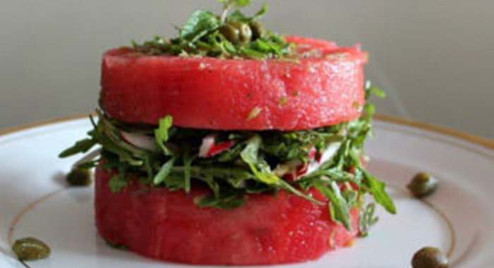 Салат из арбуза, рукколы и редиса