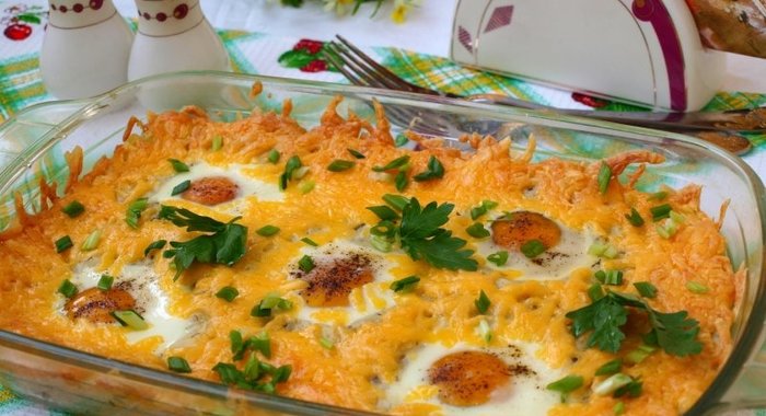 Картофельная запеканка с яичницей