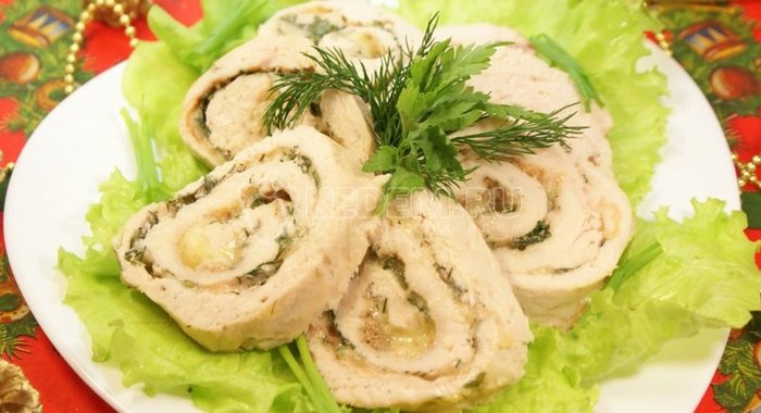 Куриный рулет с зеленью и сыром