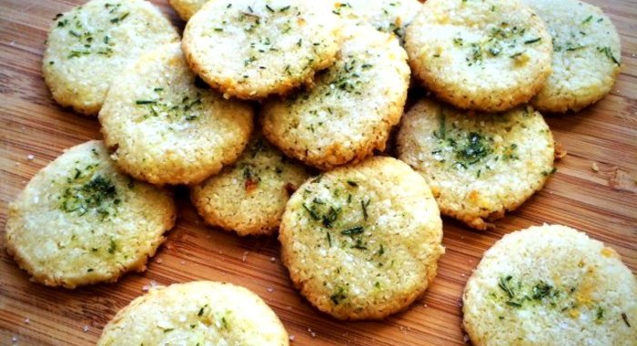 Пармезановое печенье с розмарином и солью