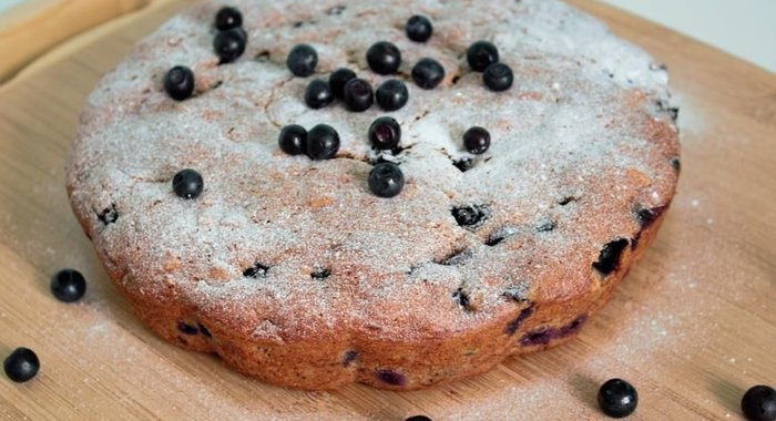 Банановый пирог с черникой