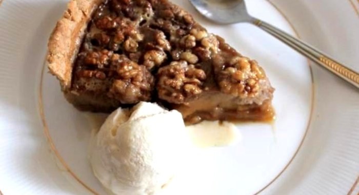 Банановый тарт с медом и грецкими орехами