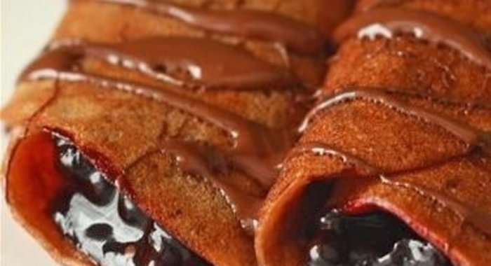 Вкусные блинчики шоколадные с черникой