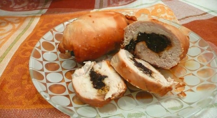 Куриный рулет с черносливом