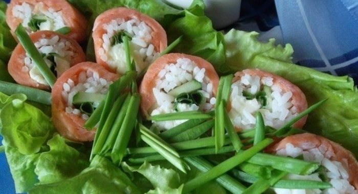 Закусочные рулетики из риса и рыбы