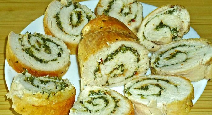 Рулет из куриного филе с зеленью и специями