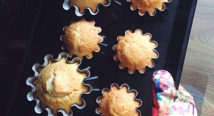 «Новогодние» кексы с мандаринами и грецкими орехами