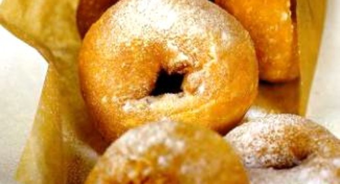 Пончики с апельсиновым соусом