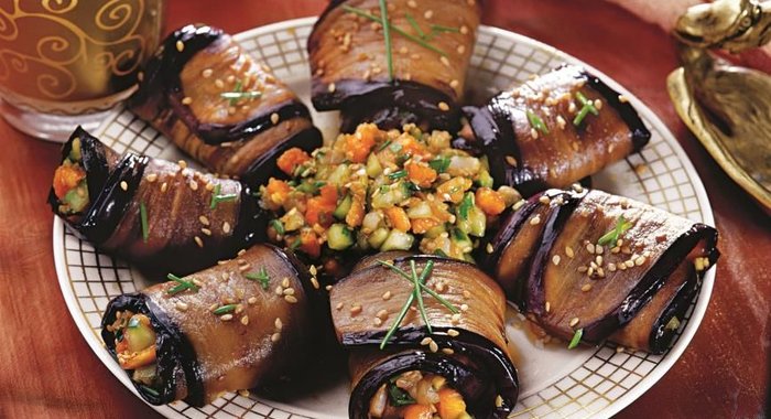 Рулетики из баклажанов, папайи и огурца