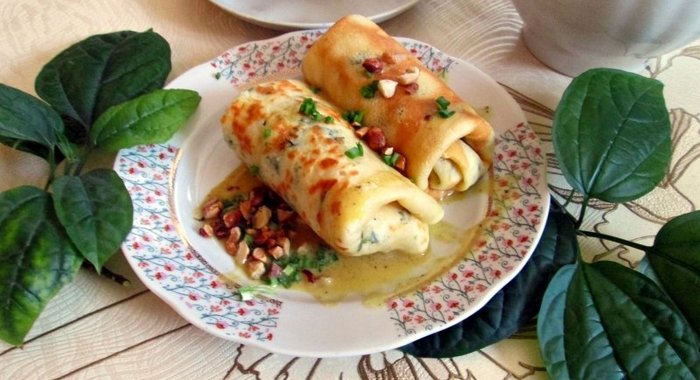 Блинчики с яйцами и зеленым луком с ароматным соусом