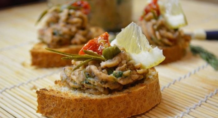 Фасолевый паштет с вялеными томатами и каперсами