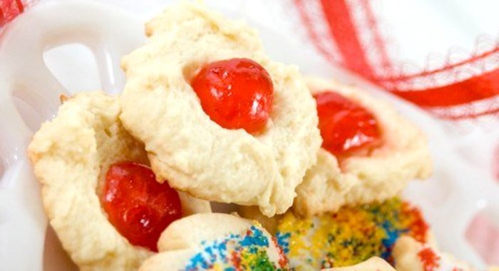 Печенье с вишней и сахарной пудрой