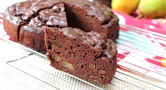 Шоколадный кекс на гречневой муке с кусочками груши