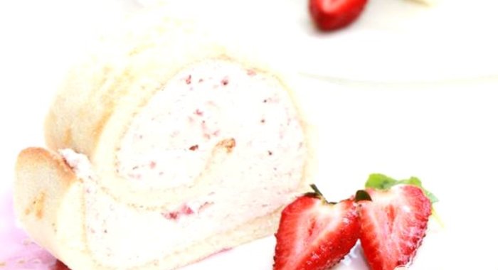 Бисквитный рулет с клубникой