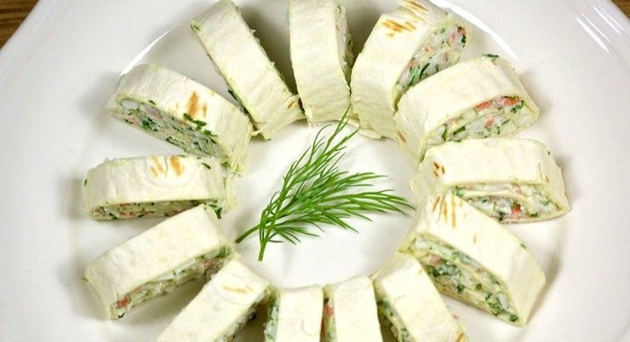 Рулетики из тортильи с крабовыми палочками