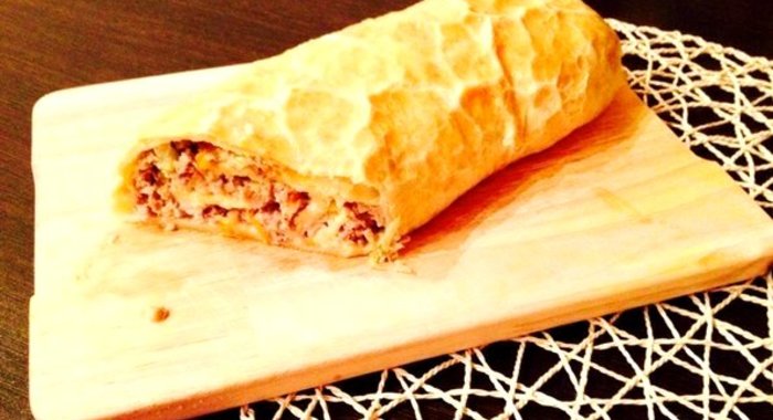 Рулет из слоеного теста с фаршем