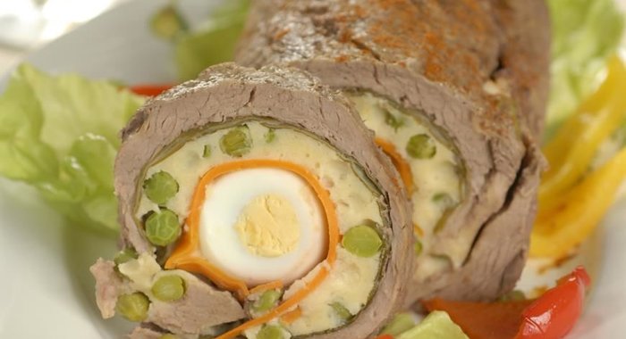 Рулет из говядины с морковью и шпинатом
