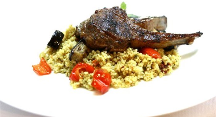 Котлеты из баранины со специями, обрамленные кускусом