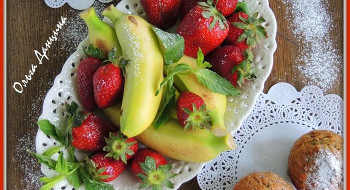 Кексы бананово-ореховые с клубникой