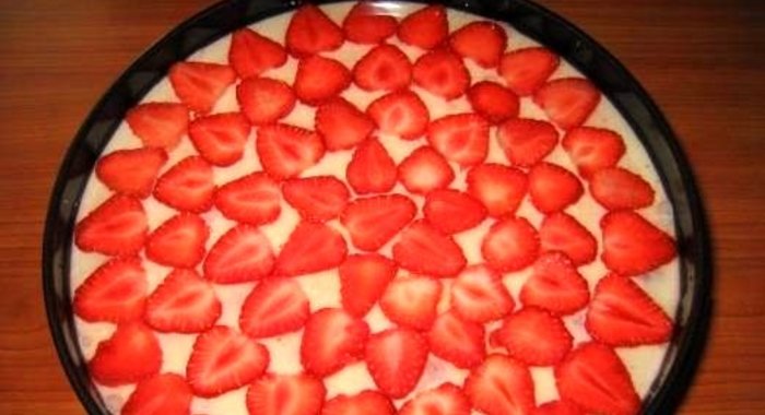 Торт с клубникой без выпечки