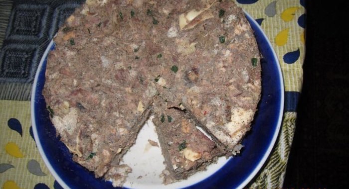 Мясной торт с чесноком и острым перцем