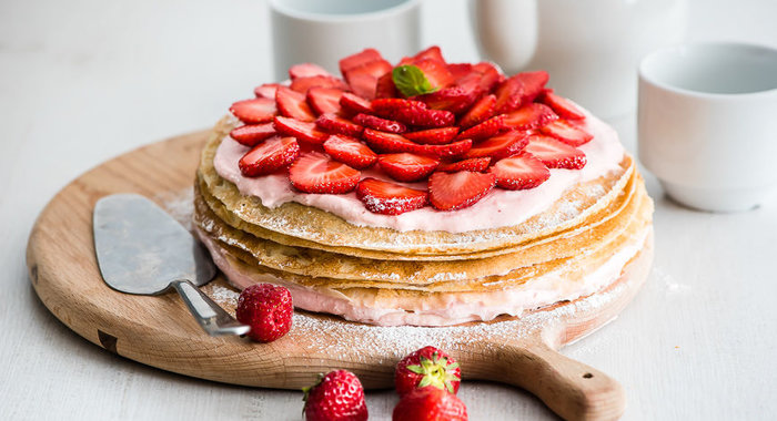 Блинный пирог с клубникой