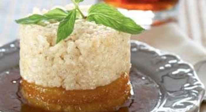 Меренговый рулет с маскарпоне, взбитыми сливками и персиками