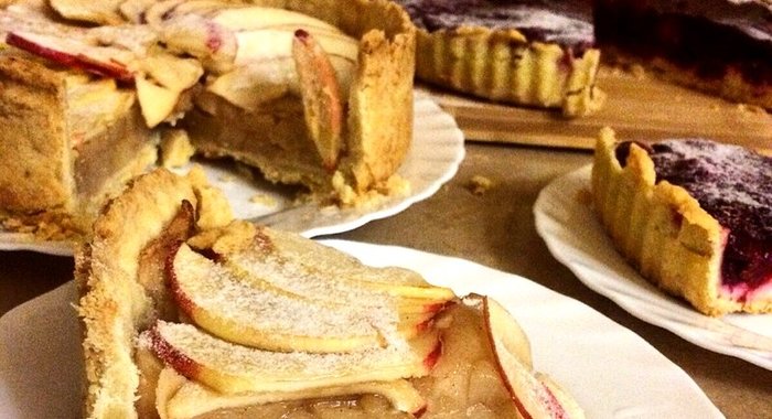 Открытый яблочный пирог на тонком тесте