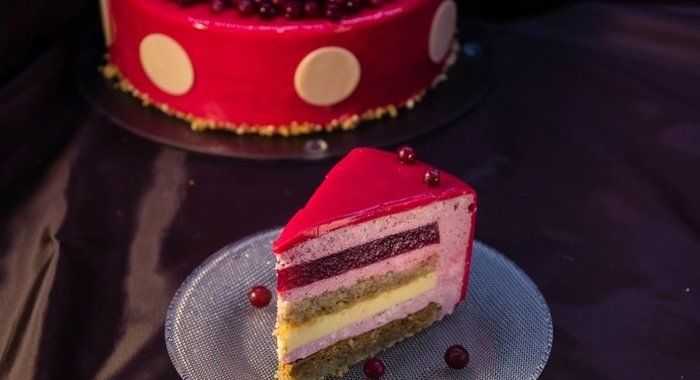 Торт-мусс с клюквой и пралине