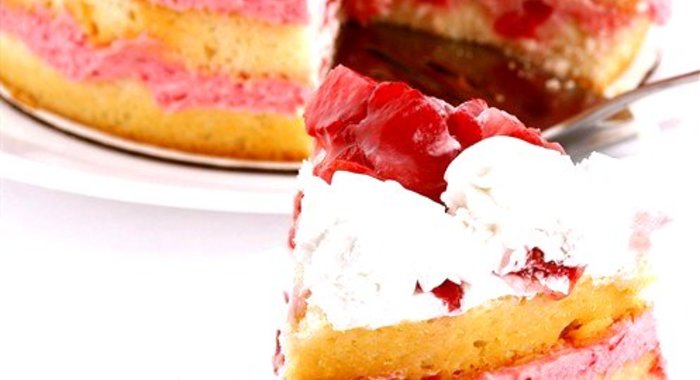 Пирог с клубникой и сливками